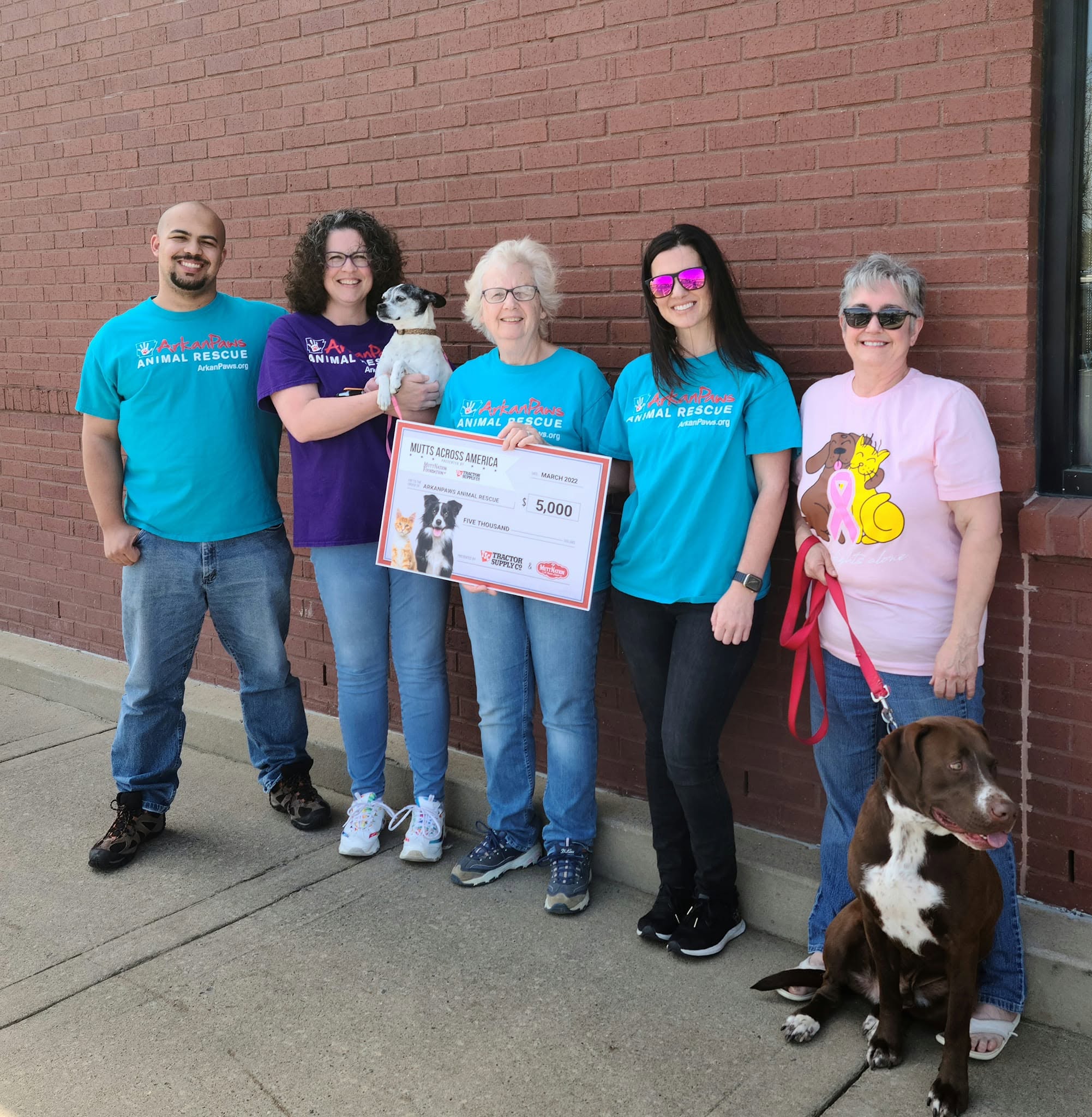 The ArkanPaws volunteers together